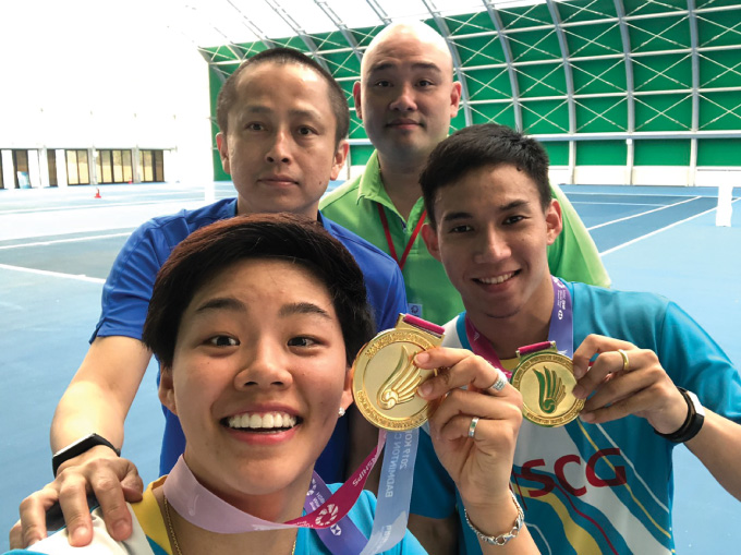 東京オリンピックのタイ代表、サプシリー・タエラッタナチャイ（前列左）とデチャポル・プアヴァラヌクロー（同右）のペア。堀川氏は後列左。画像＝本人提供