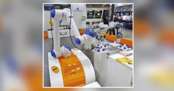 検査ロボと連携作業する「AGBOT」