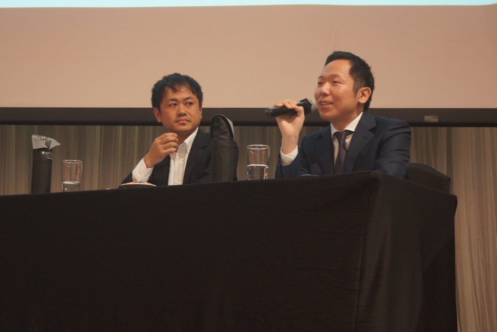 辻・本郷税理士法人の井口氏（左）とCaNインターナショナルグループの小田氏